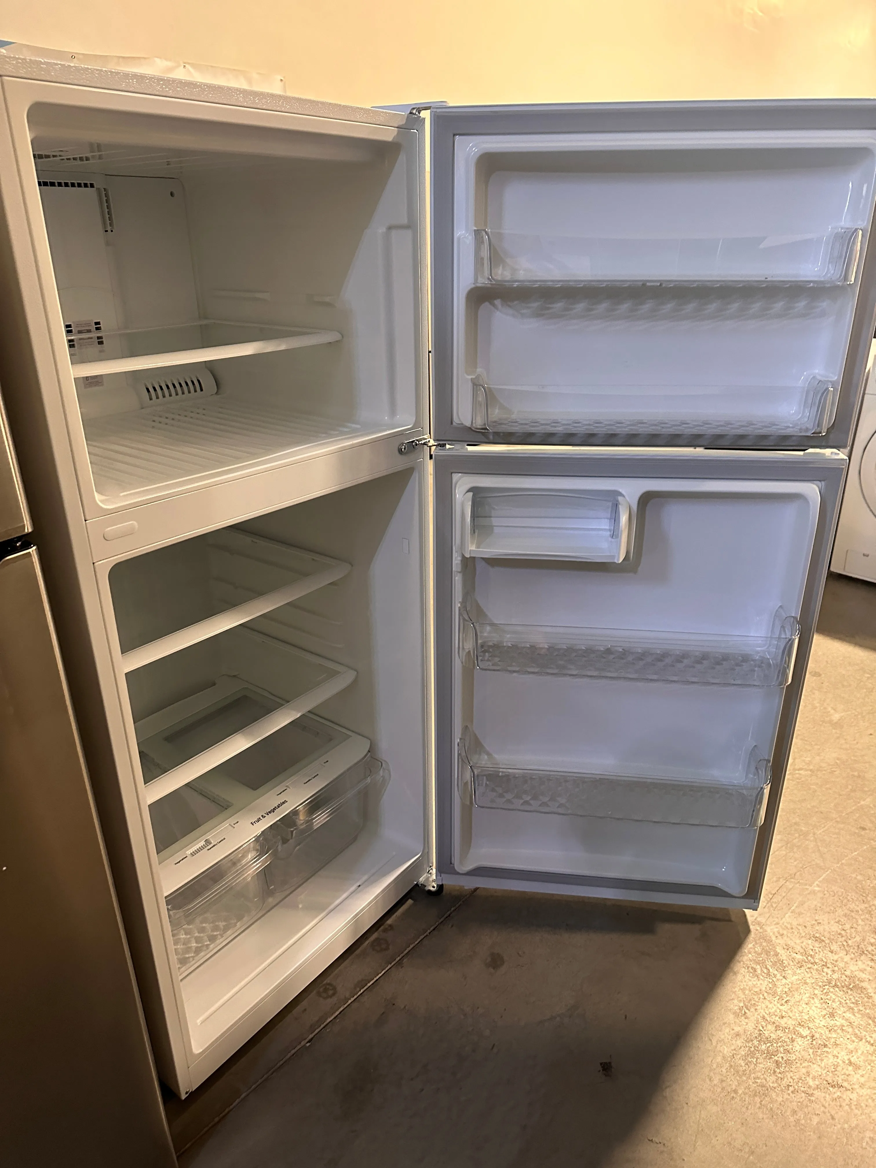 BRAND NEW WHITE TOP FREEZER FRIDGE Model: LTCS20020W REF13575